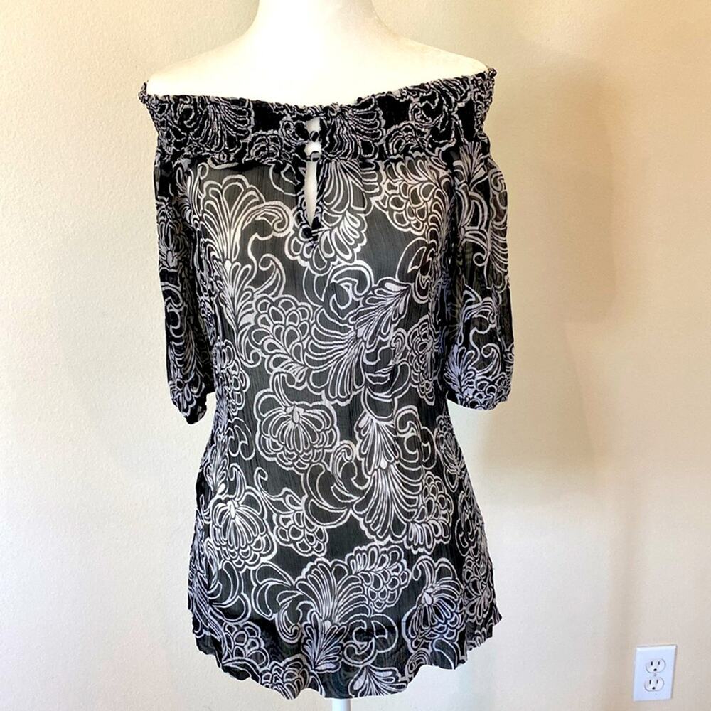 WHBM off the shoulder blouse top small foral black and white